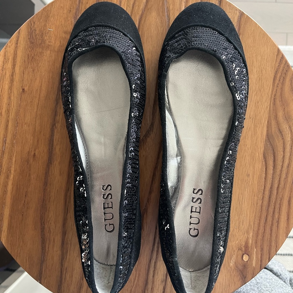 Brand new GUESS suede flats w details